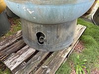 Verticale kunststof opslagtank, gebruikt als watertank voor opslag regenwater. - afbeelding 2 van  3