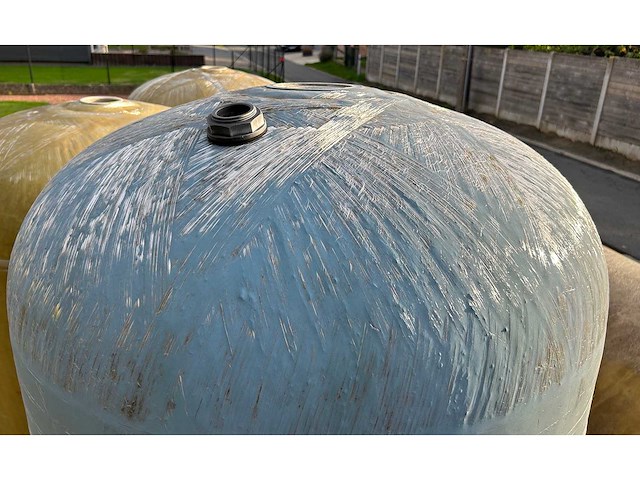 Verticale kunststof opslagtank, gebruikt als watertank voor opslag regenwater. - afbeelding 3 van  3
