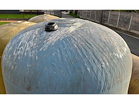 Verticale kunststof opslagtank, gebruikt als watertank voor opslag regenwater. - afbeelding 3 van  3