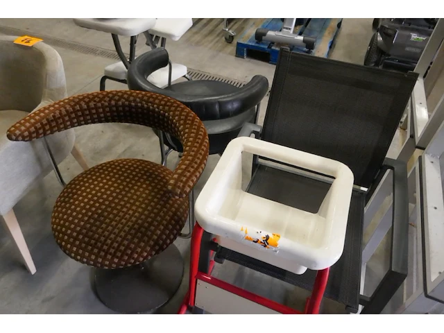 Verzameling stoelen - afbeelding 3 van  7