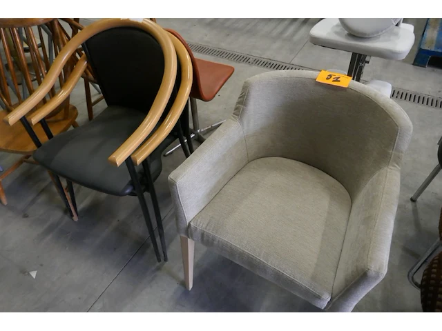 Verzameling stoelen - afbeelding 4 van  7