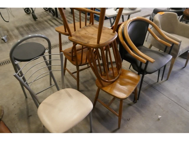 Verzameling stoelen - afbeelding 5 van  7