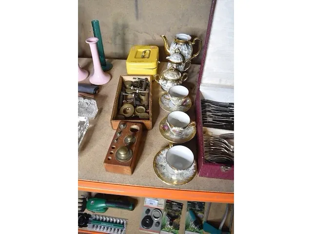 Verzilverd bestek in koffer (niet compleet), porseleinen koffieservies (9-delig), koperen gewichten en klinken - afbeelding 6 van  9