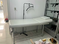 Verzorgingstafel met staande lamp