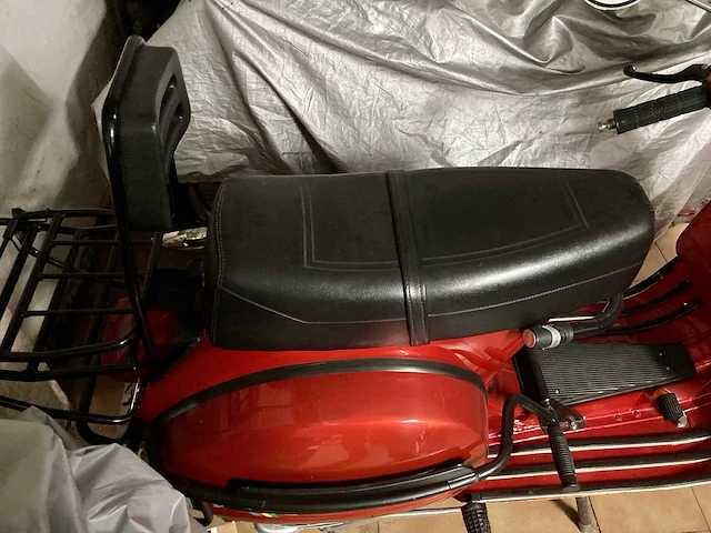 Vespa - 200 - vespa oldtimer bike red - afbeelding 2 van  33