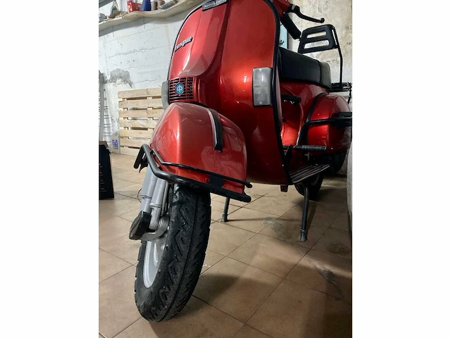 Vespa - 200 - vespa oldtimer bike red - afbeelding 3 van  33