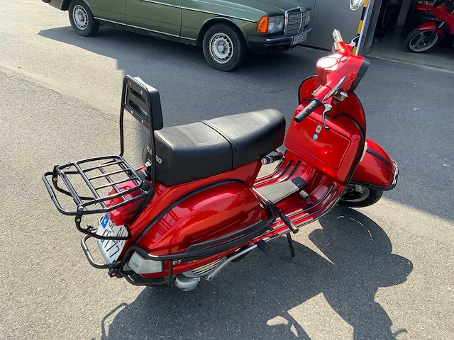 Vespa - 200 - vespa oldtimer bike red - afbeelding 10 van  33