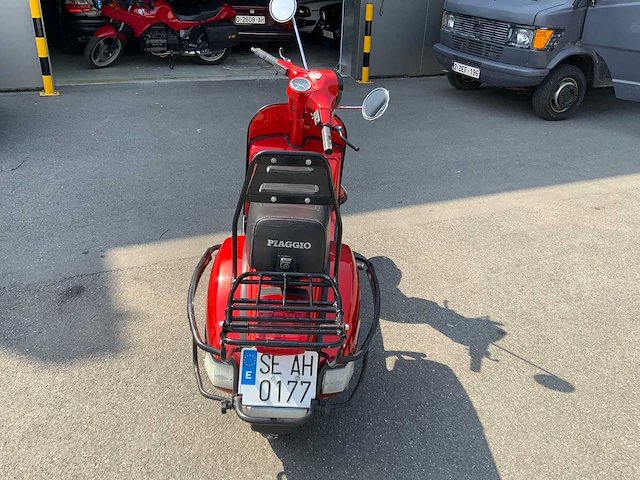Vespa - 200 - vespa oldtimer bike red - afbeelding 11 van  33