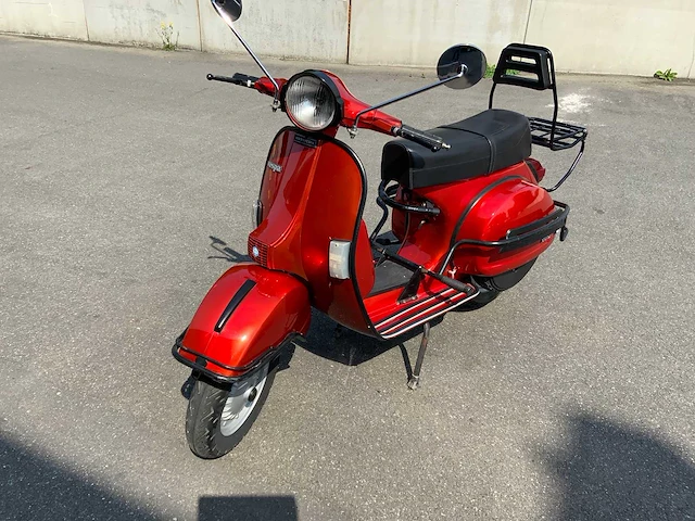 Vespa - 200 - vespa oldtimer bike red - afbeelding 1 van  33