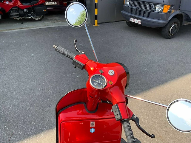 Vespa - 200 - vespa oldtimer bike red - afbeelding 16 van  33