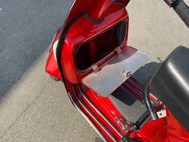 Vespa - 200 - vespa oldtimer bike red - afbeelding 18 van  33