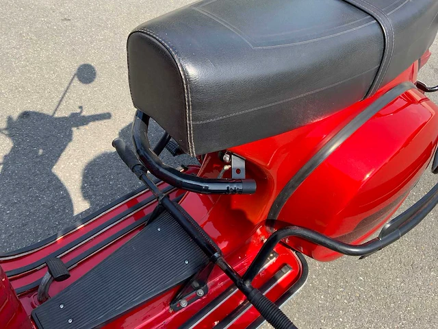 Vespa - 200 - vespa oldtimer bike red - afbeelding 19 van  33