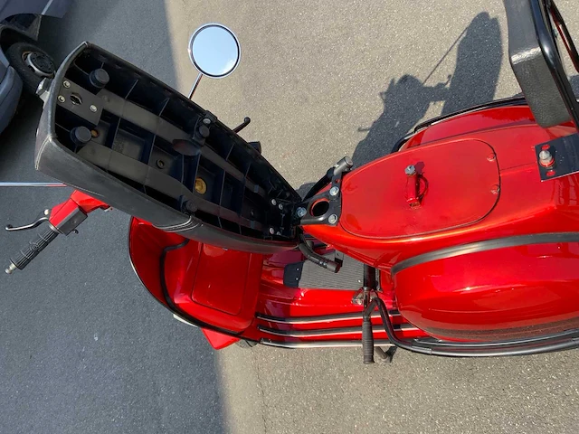 Vespa - 200 - vespa oldtimer bike red - afbeelding 20 van  33