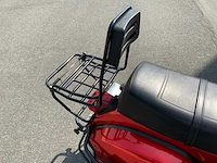 Vespa - 200 - vespa oldtimer bike red - afbeelding 21 van  33