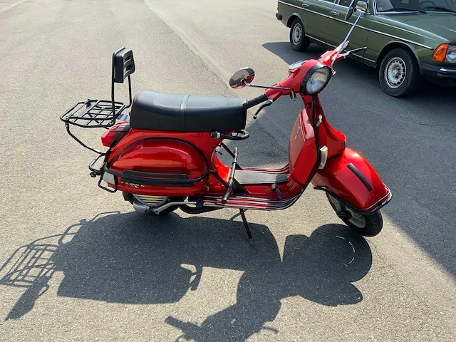 Vespa - 200 - vespa oldtimer bike red - afbeelding 12 van  33