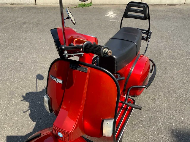 Vespa - 200 - vespa oldtimer bike red - afbeelding 24 van  33