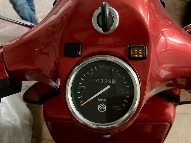 Vespa - 200 - vespa oldtimer bike red - afbeelding 23 van  33