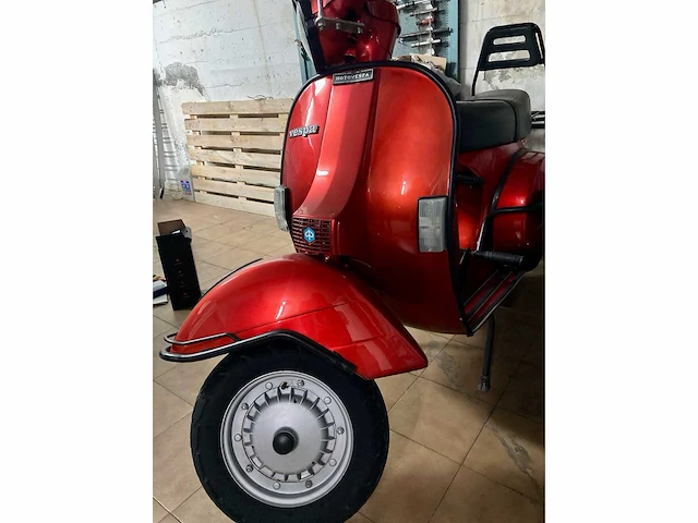 Vespa - 200 - vespa oldtimer bike red - afbeelding 28 van  33