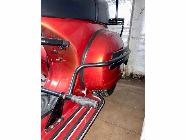 Vespa - 200 - vespa oldtimer bike red - afbeelding 29 van  33