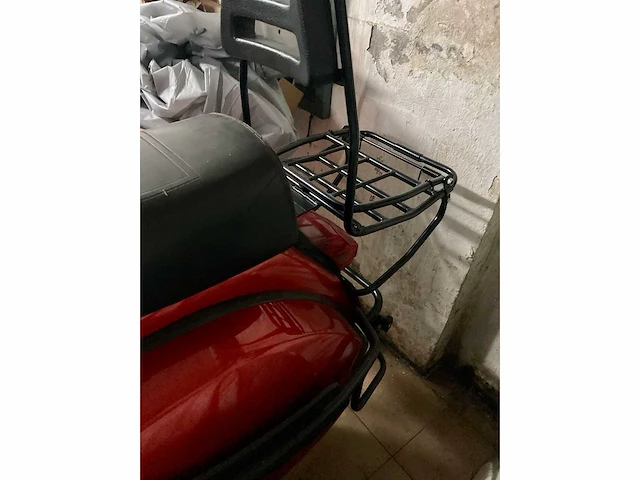 Vespa - 200 - vespa oldtimer bike red - afbeelding 30 van  33