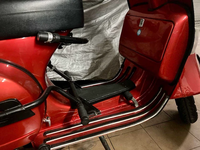 Vespa - 200 - vespa oldtimer bike red - afbeelding 32 van  33