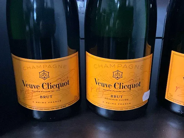 Veuve clicquot champagne - afbeelding 2 van  2