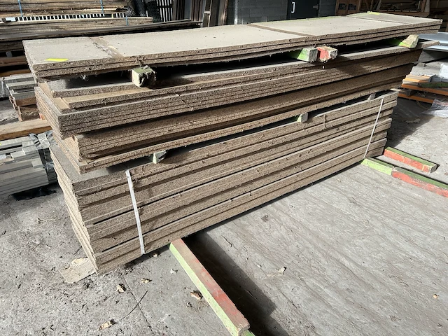 Vezelplaat planken (+/-45st) - lengtes tot +/- 2500mm (174-17) - afbeelding 1 van  2