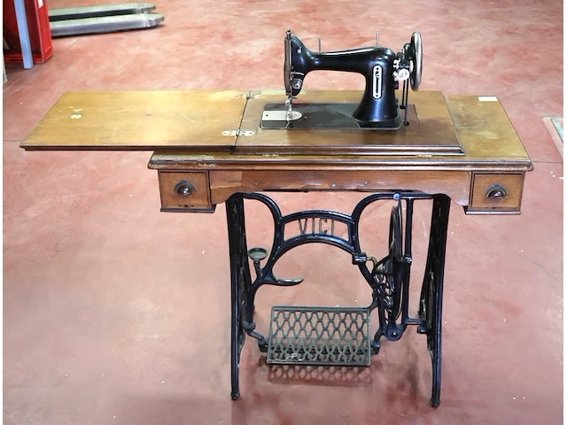 Vici oude naaimachine - afbeelding 1 van  5