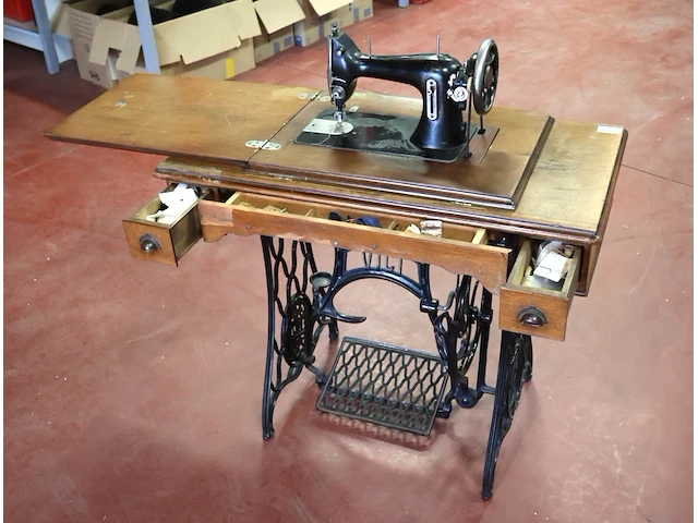 Vici oude naaimachine - afbeelding 3 van  5