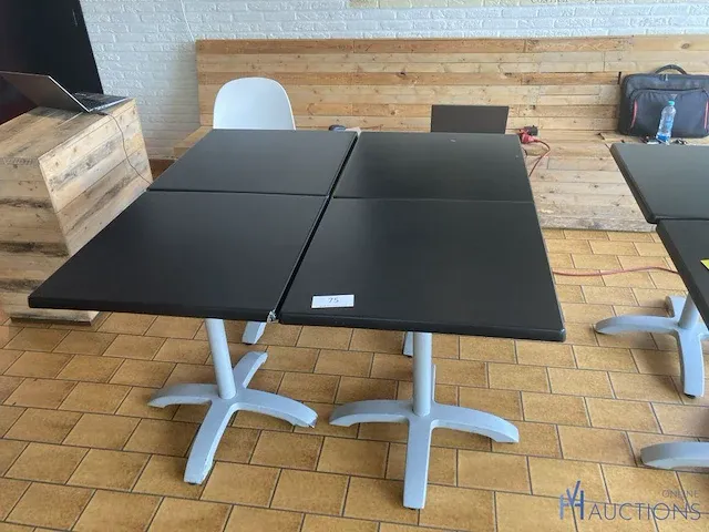 Vier metalen tafels voorzien van formica bovenblad - afbeelding 1 van  3