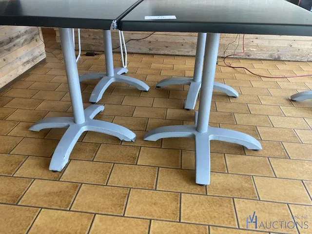 Vier metalen tafels voorzien van formica bovenblad - afbeelding 2 van  3