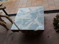 Vierkantige salontafel 80x80 glazen blad houten voet