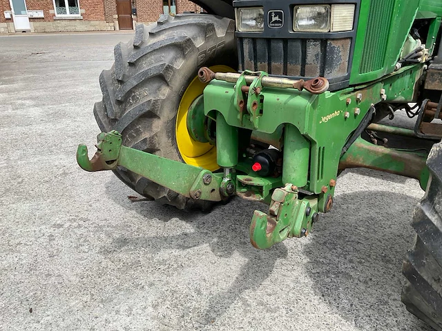 Vierwielaangedreven landbouwtractor - afbeelding 8 van  26