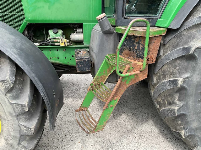 Vierwielaangedreven landbouwtractor - afbeelding 13 van  26