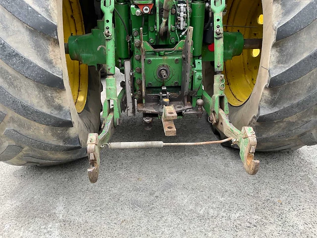 Vierwielaangedreven landbouwtractor - afbeelding 17 van  26