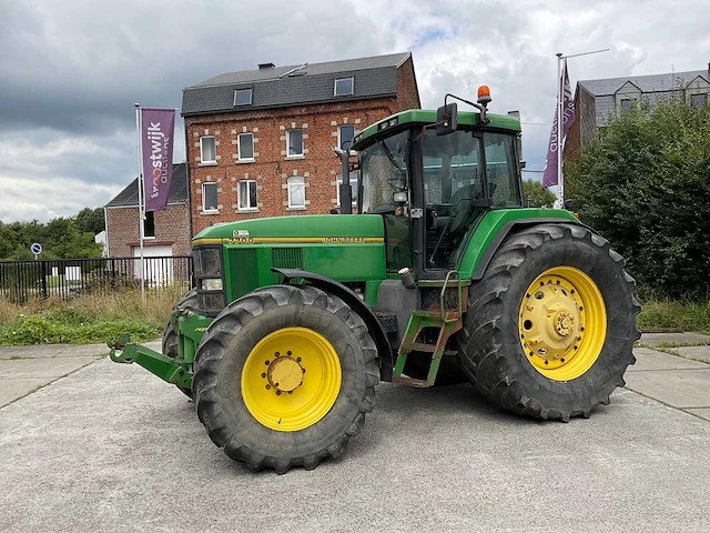 Vierwielaangedreven landbouwtractor - afbeelding 12 van  26