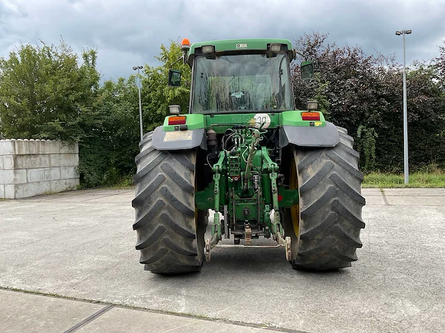 Vierwielaangedreven landbouwtractor - afbeelding 22 van  26