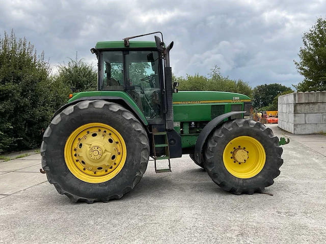 Vierwielaangedreven landbouwtractor - afbeelding 24 van  26