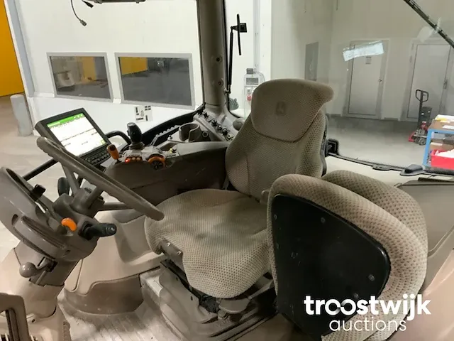 Vierwielaangedreven landbouwtractor - afbeelding 2 van  29