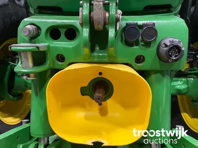 Vierwielaangedreven landbouwtractor - afbeelding 10 van  29