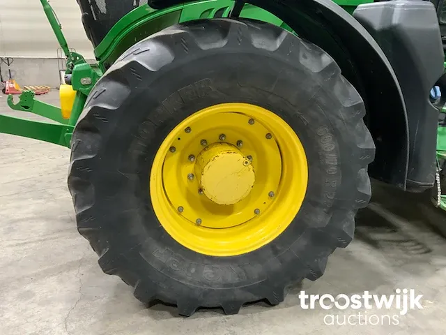 Vierwielaangedreven landbouwtractor - afbeelding 11 van  29