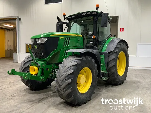 Vierwielaangedreven landbouwtractor - afbeelding 1 van  29