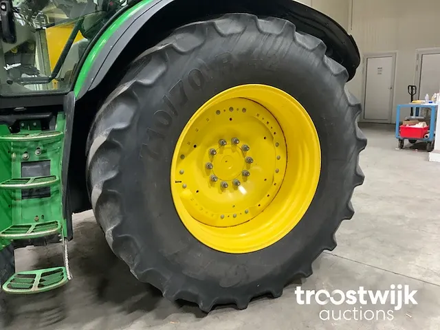 Vierwielaangedreven landbouwtractor - afbeelding 13 van  29