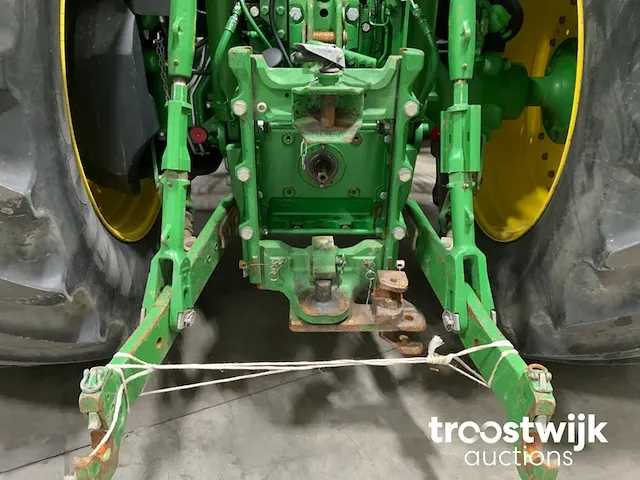 Vierwielaangedreven landbouwtractor - afbeelding 15 van  29