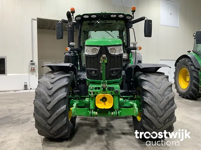 Vierwielaangedreven landbouwtractor - afbeelding 12 van  29