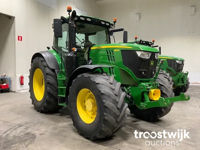 Vierwielaangedreven landbouwtractor - afbeelding 23 van  29
