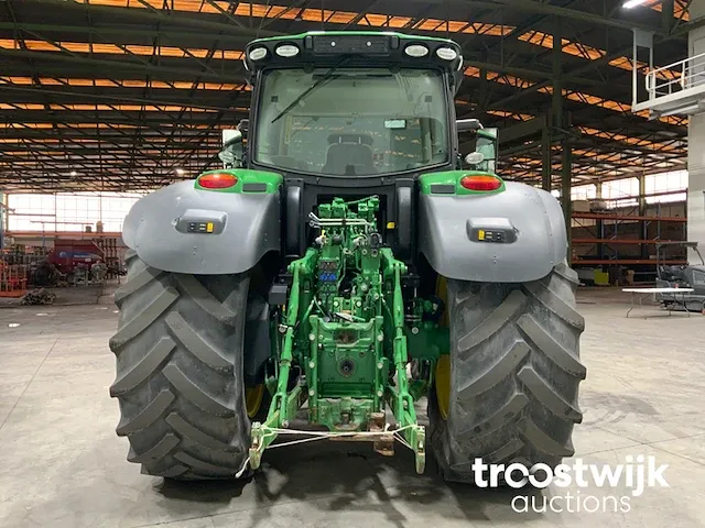 Vierwielaangedreven landbouwtractor - afbeelding 26 van  29