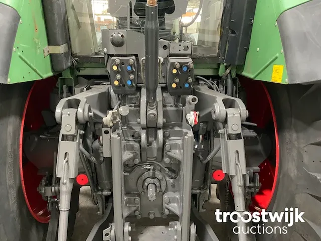 Vierwielaangedreven landbouwtractor - afbeelding 7 van  21