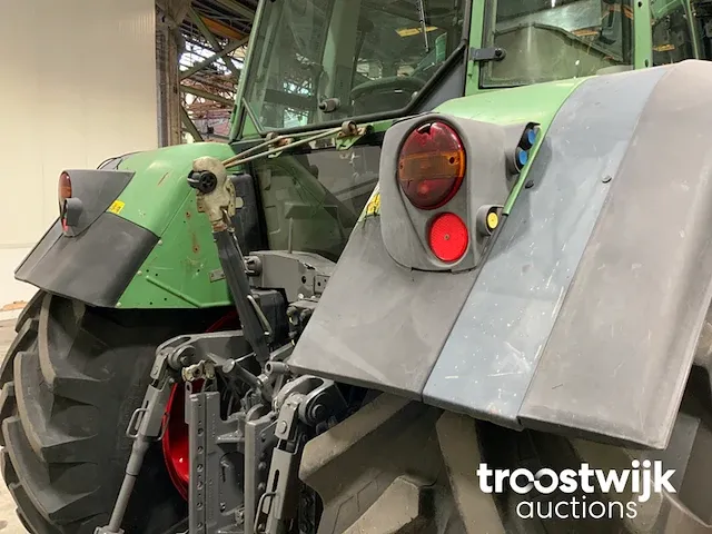 Vierwielaangedreven landbouwtractor - afbeelding 9 van  21