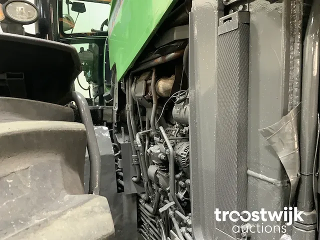 Vierwielaangedreven landbouwtractor - afbeelding 10 van  21